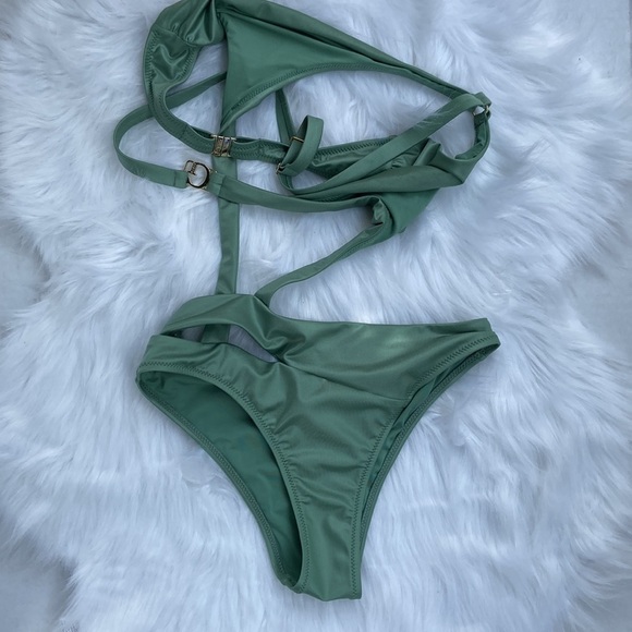 New GUESS Crisscross One-Piece Swimsuit SZ S - Picture 6 of 9